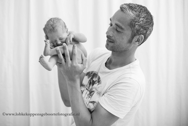 Marrys egen dotter Liv i pappa Dennys händer. Foto: Lobke Koppens
