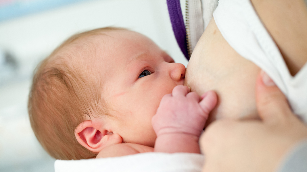Packa gärna med en amnings-bh. Men köp inte för många bh:ar innan du vet hur brösten kommer att se ut. Illustrationsfoto: iStock